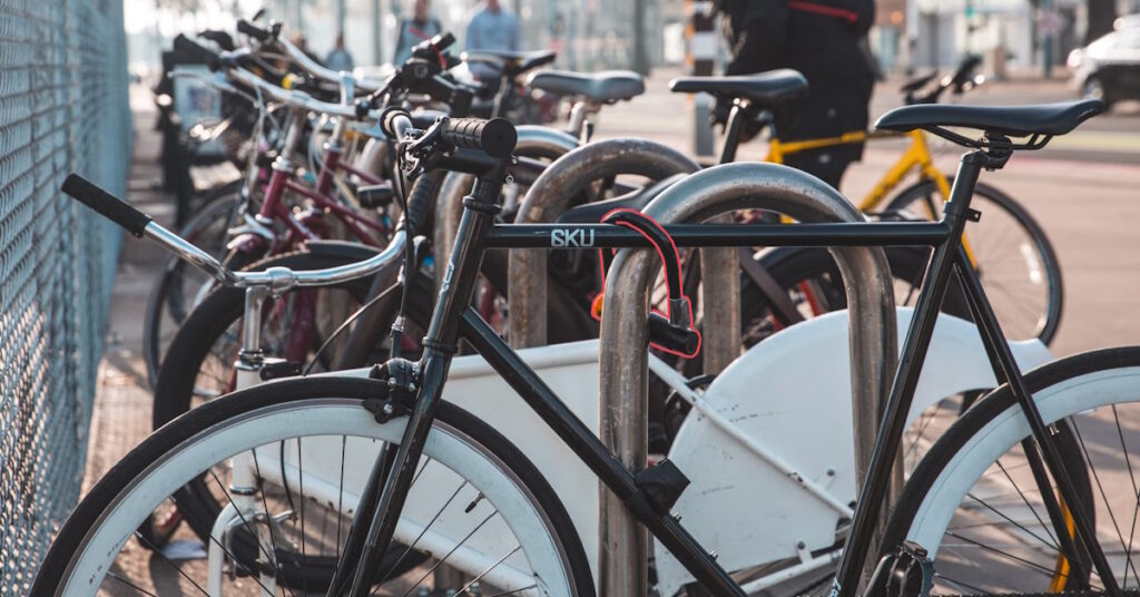 Vélo fixie attaché au mobilier urbain avec un antivol U