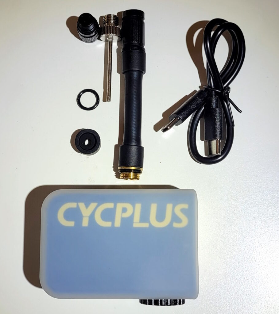 La mini pompe AS2 Ultra déballée avec ses accessoires