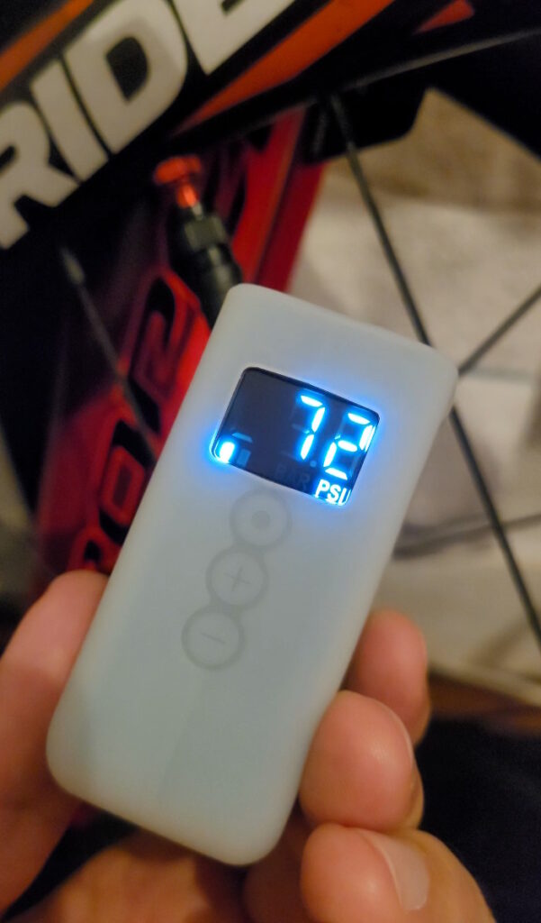 La pompe affiche 72 PSI de pression lors d'un gonflage de pneu vélo
