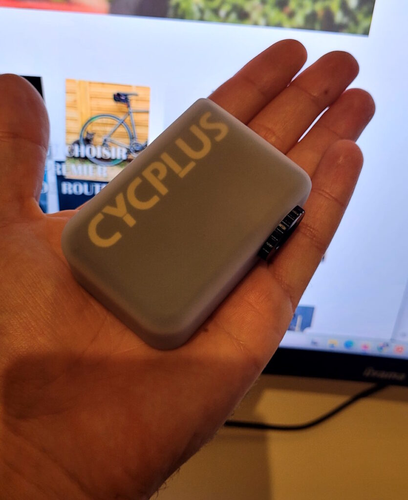 La mini pompe dans ma main pour montrer sa faible taille