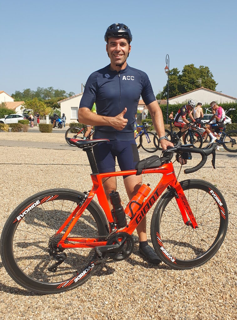 Cycliste arrivé tout fier