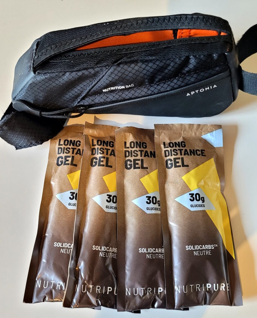 4 gels à côté d'une sacoche de nutrition Décathlon