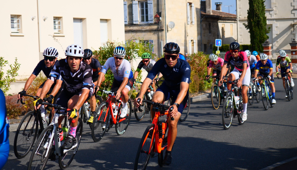 Dans le peloton qui passe des virages