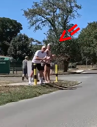 Le public applaudit depuis le bord de la route
