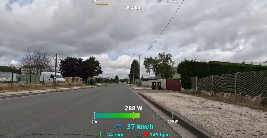 Plus de peloton visible, uniquement du bitume