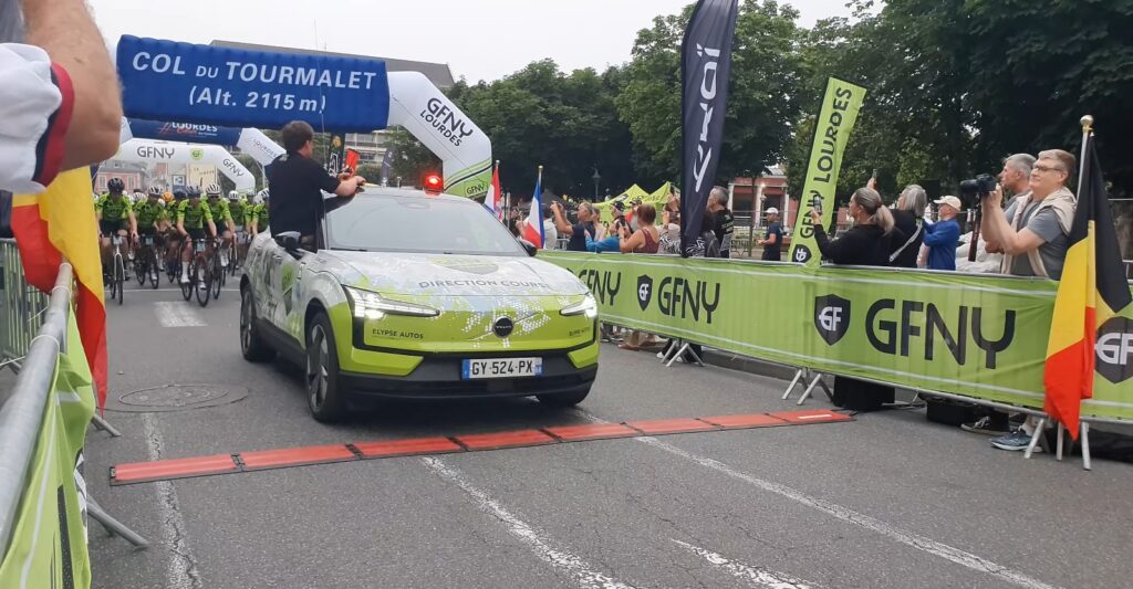 Départ de la course avec le voiture GFNY ouvreuse