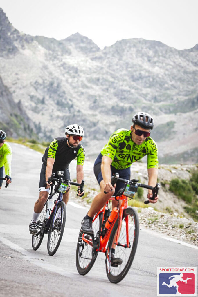 Descente du col du Tourmalet avec d'autres cyclistes