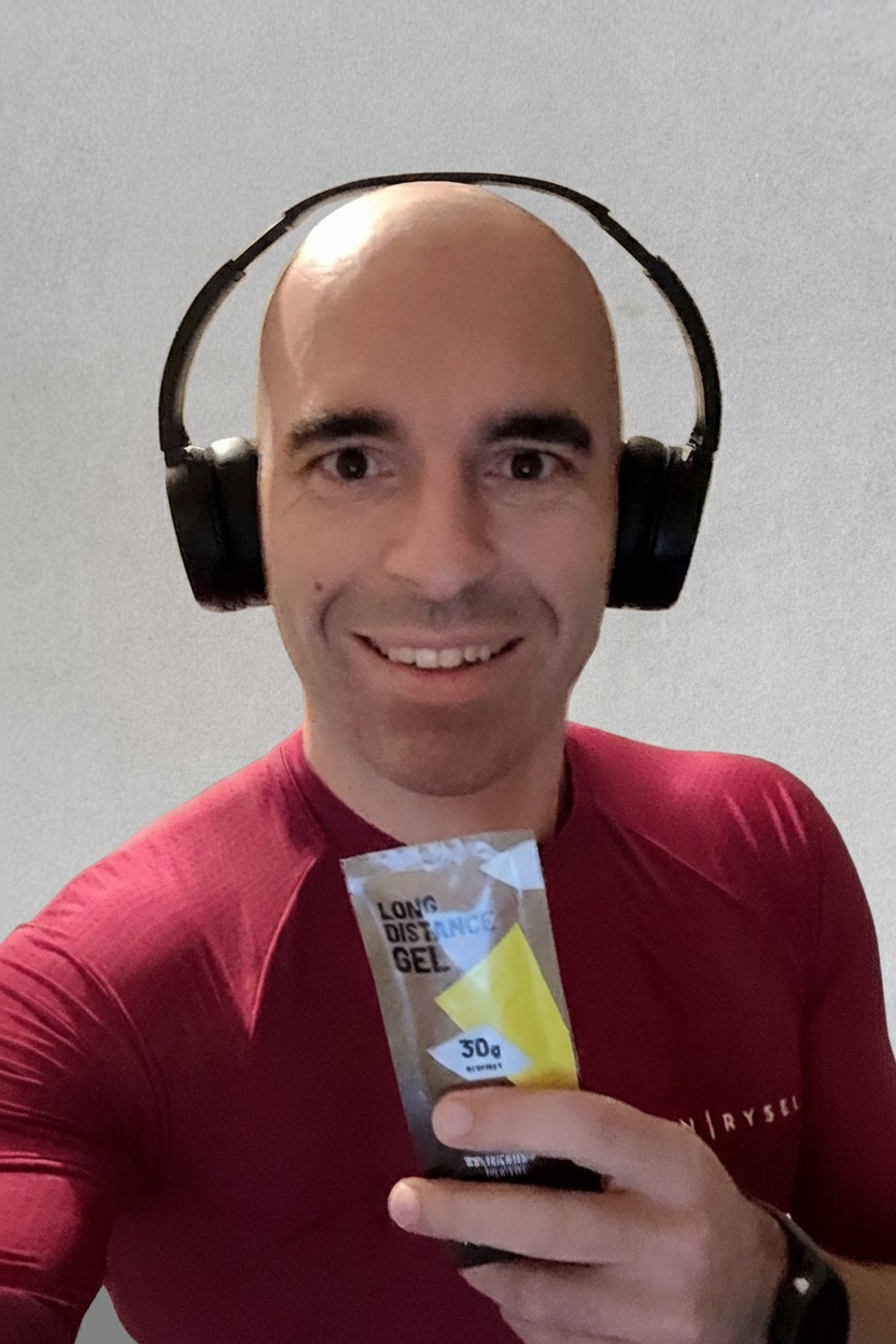 Cycliste qui tient un gel dans sa main pour un selfie sur le home trainer