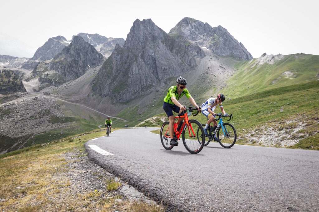 Cyclistes lors d'une course GNFY qui monte le col du Tourmalet dans les Pyrénés