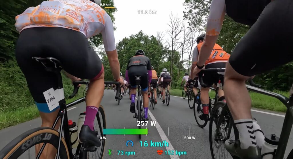 Gros peloton lors de la Bizikleta