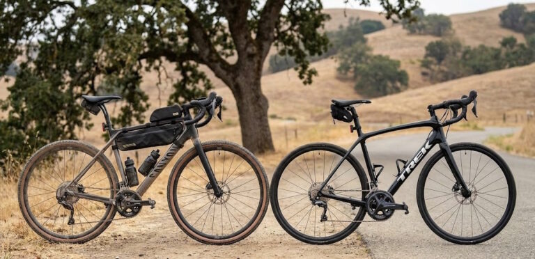 Un vélo gravel et un vélo de route endurance côte à côte