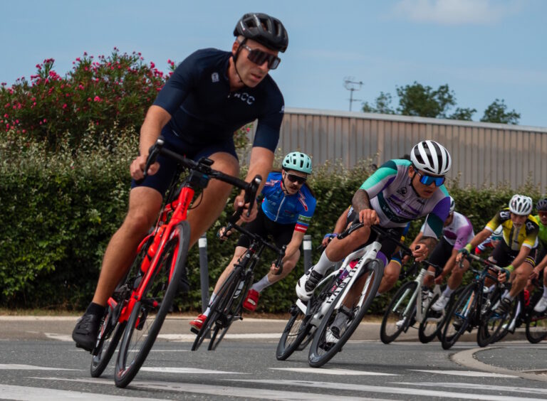 Cycliste vélo rouge Giant sur un virage à gauche rapide