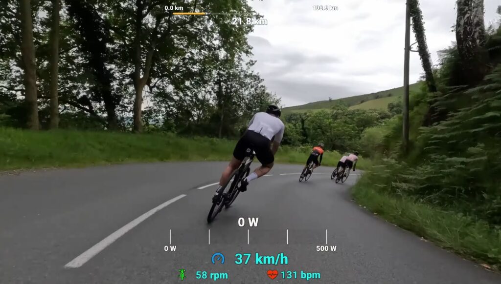 Le groupe de cyclistes devant moi qui penche dans les descentes