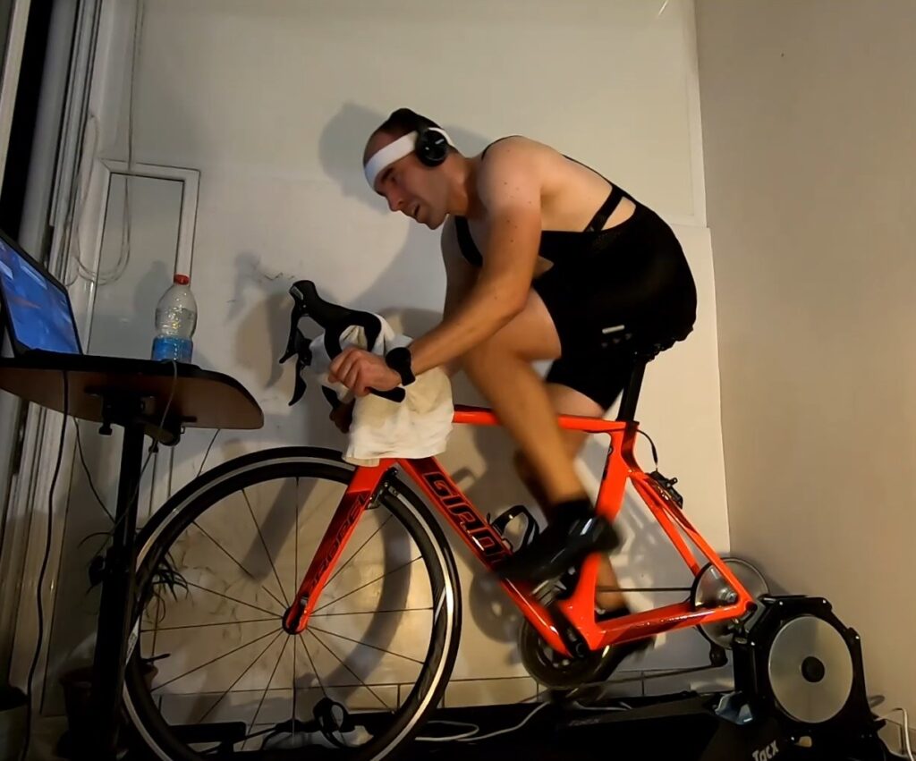 Un PC portable connecté à un home trainer Tacx connecté et l'application Zwift