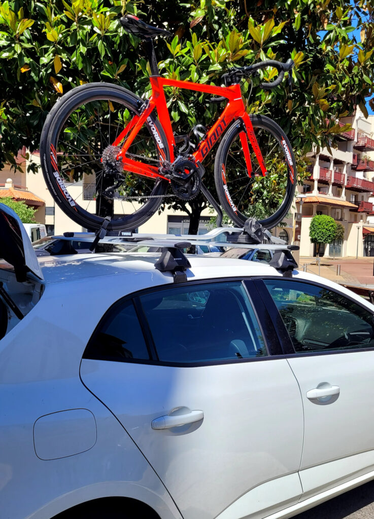 Porte-vélo de toit installé sur une Renault Mégane