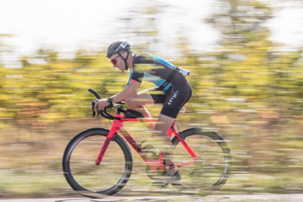 Vélo Giant Propel dans les vignes lors d'un triathlon