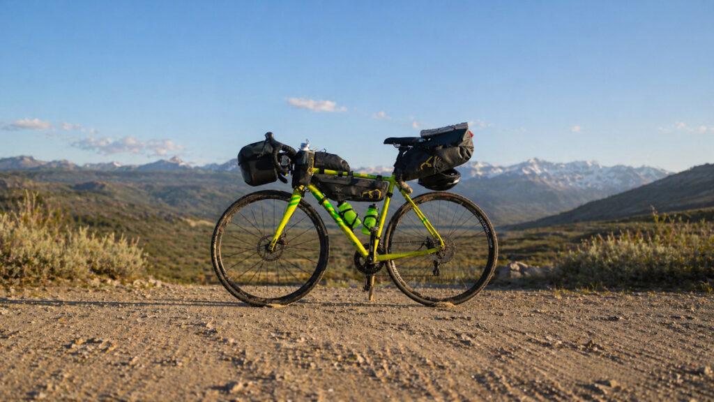 Un vélo préparé pour un long voyage avec des sacoches