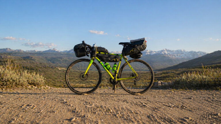 Un vélo préparé pour un long voyage avec des sacoches