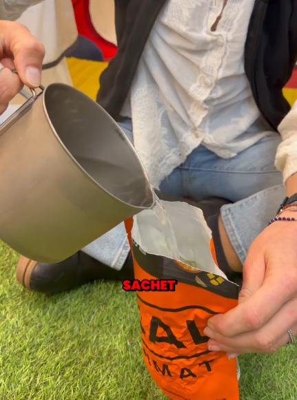 De l'eau chaude est versée dans le sachet pour manger un repas lyophilise chaud