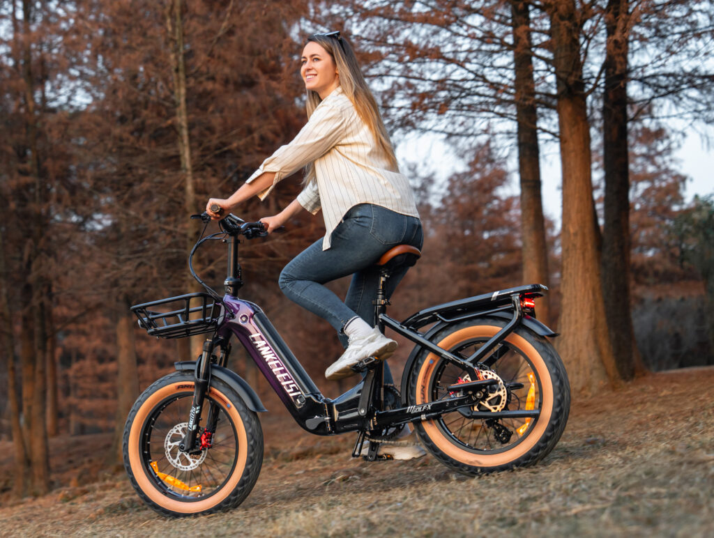 Une femme dans un chemin avec son vélo électrique Lankeleisi