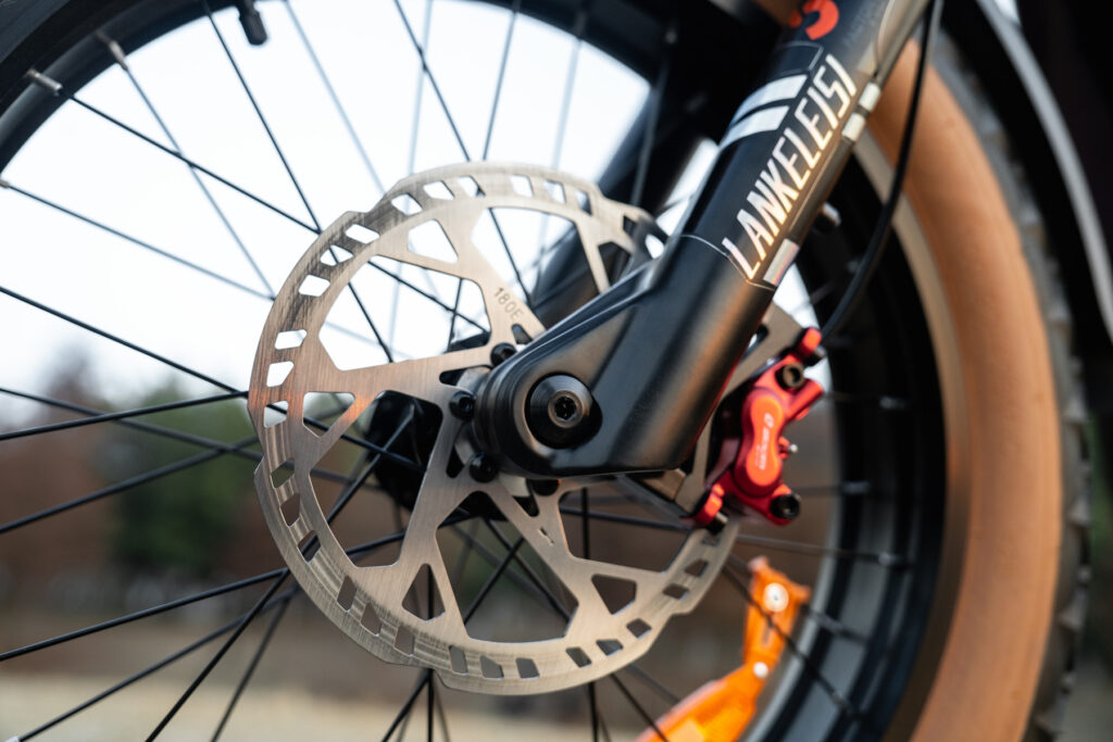 Gros plan sur le frein avant du vélo GOLF-X