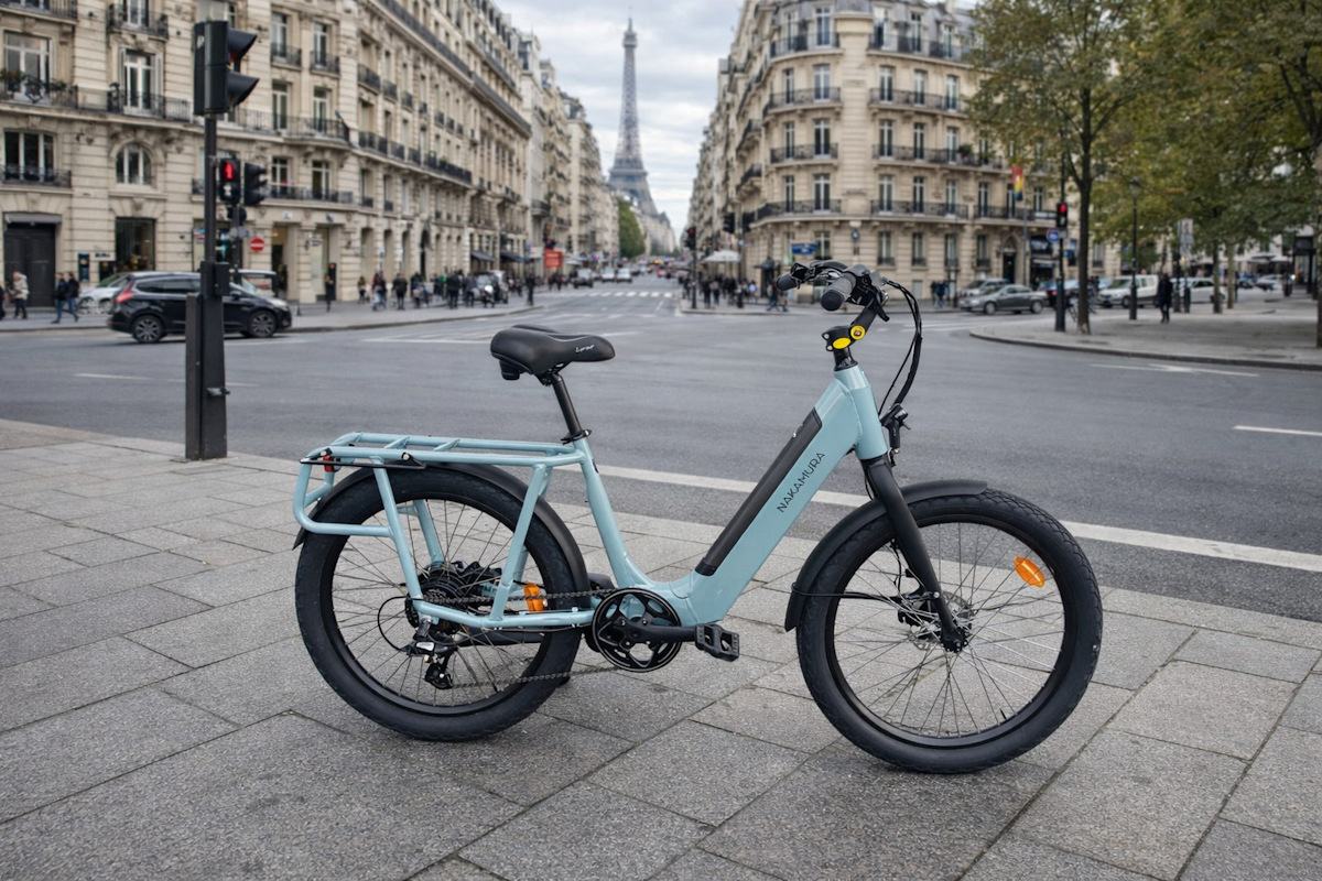 Vélo Nakamura d'Intersport E-CROSSCITY dans une rue parisienne