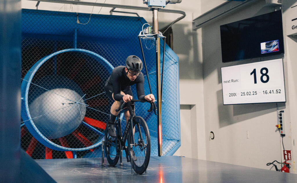 Essai dans une soufflerie pour tester l'aéro du vélo RCR-F de Van Rysel