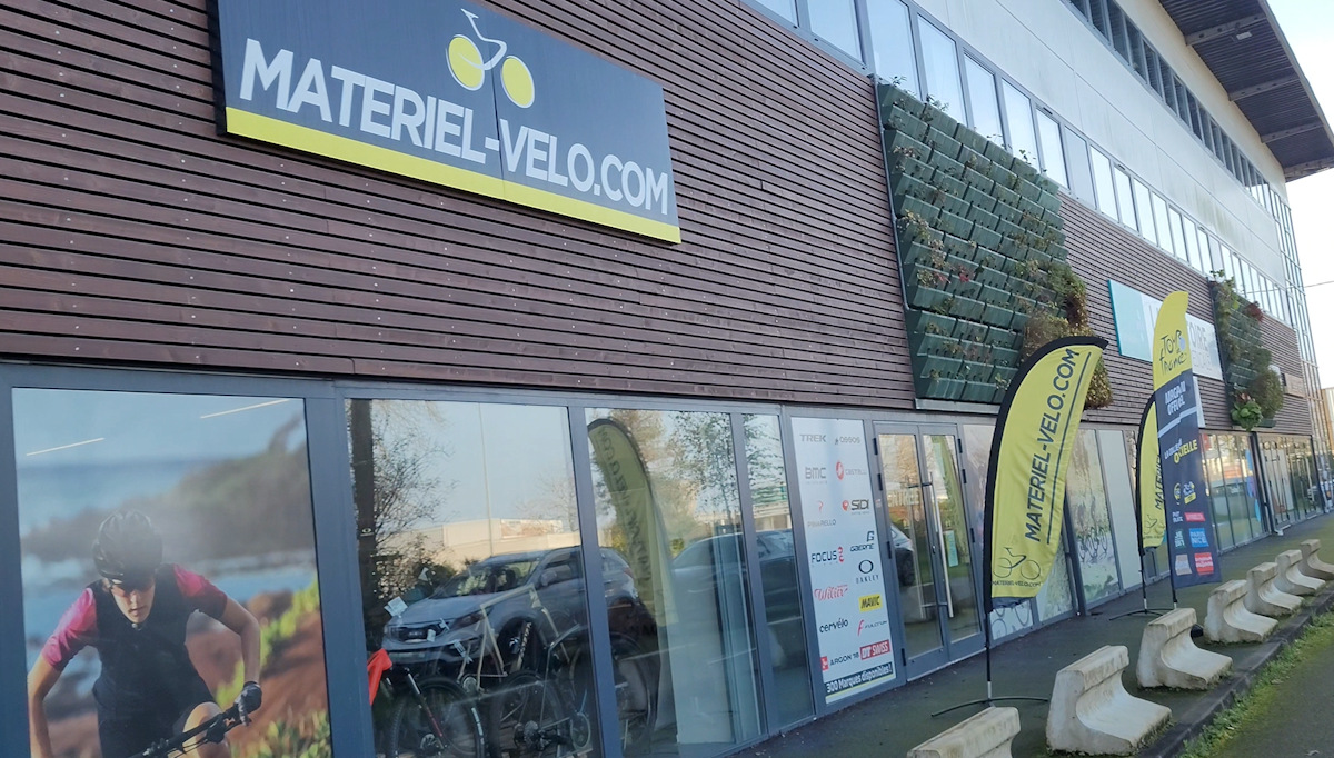 Devanture magasin materiel-velo Artigues (Bordeaux)