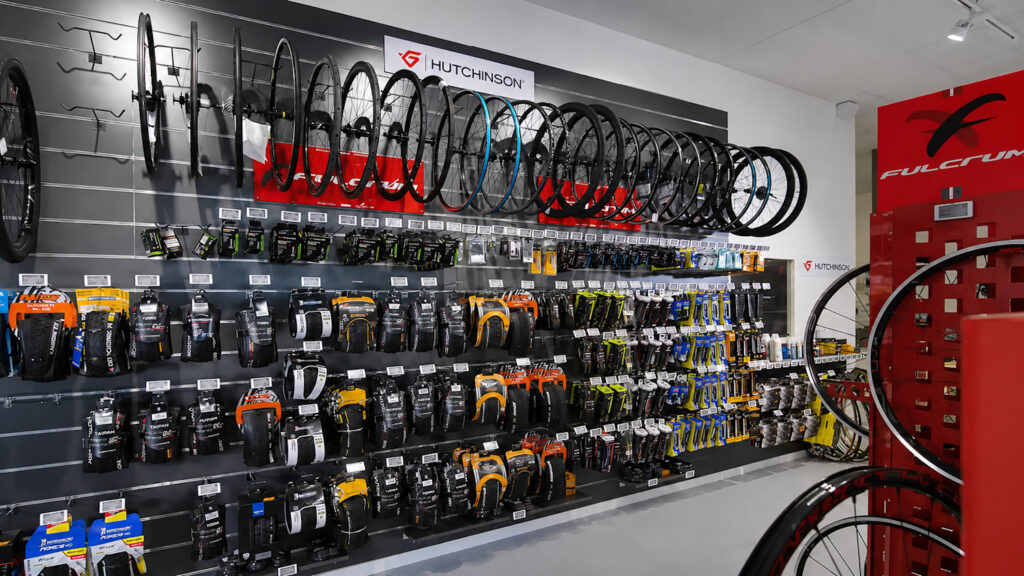 Un mur rempli de choix de pneu vélo