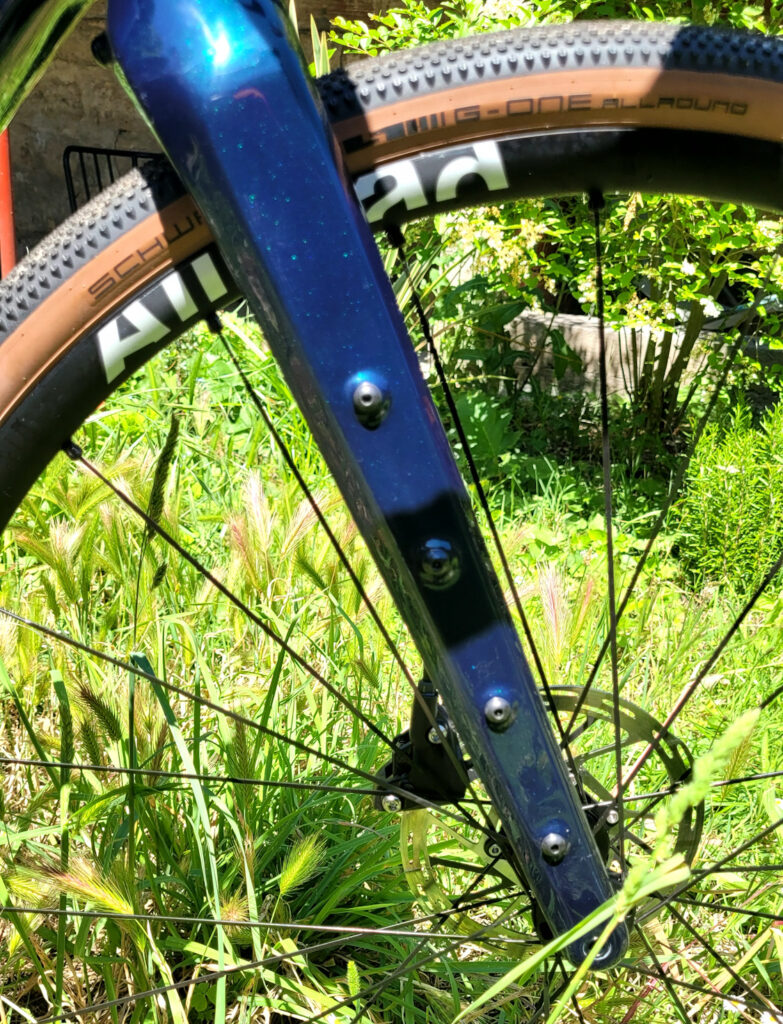 Gros plan sur les oeillets de la fourche