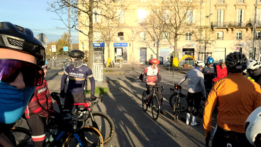 Des cyclistes qui se rassemblent pour un départ