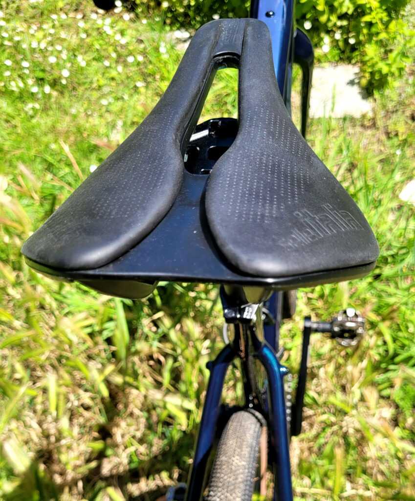 Selle noire avec trou au milieu