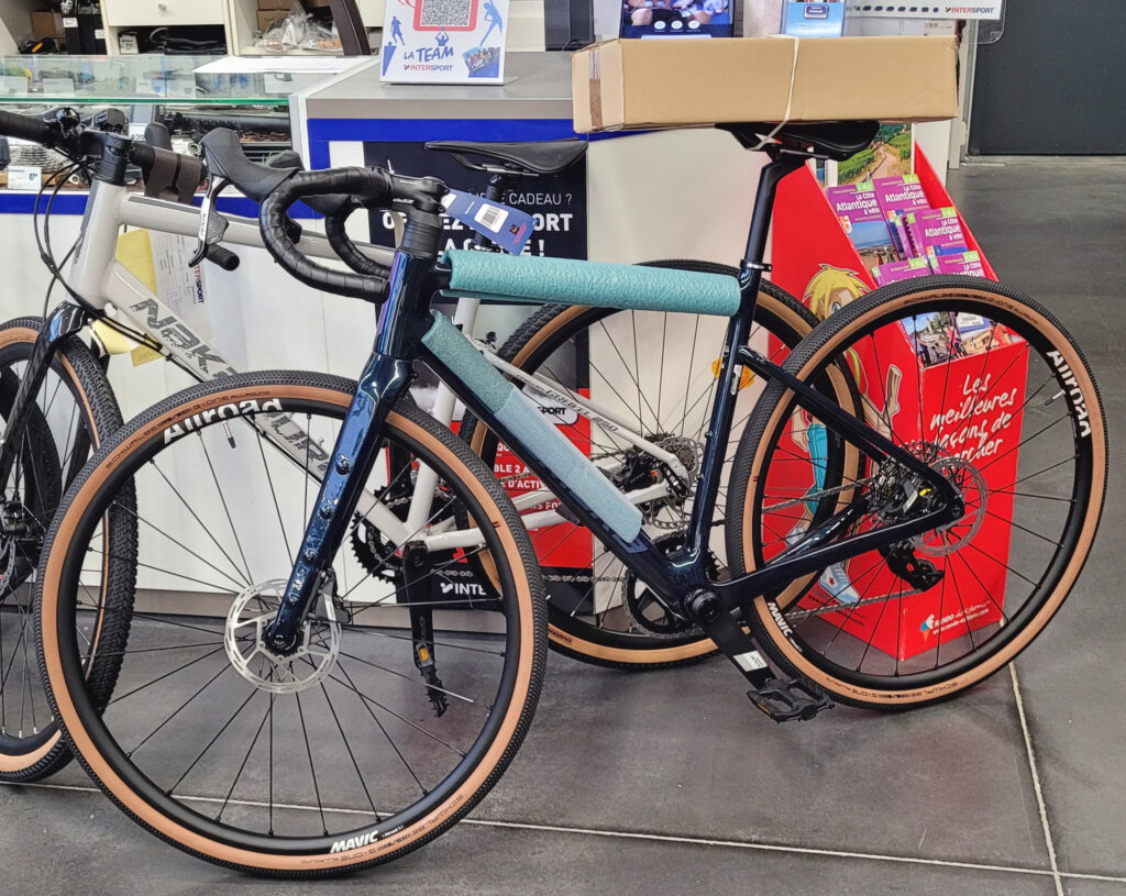 Vélo Nakamura AllRoad Team emballé chez Intersport