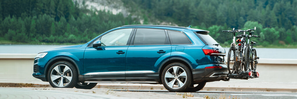 Voiture bleue avec un porte vélo sur attelage
