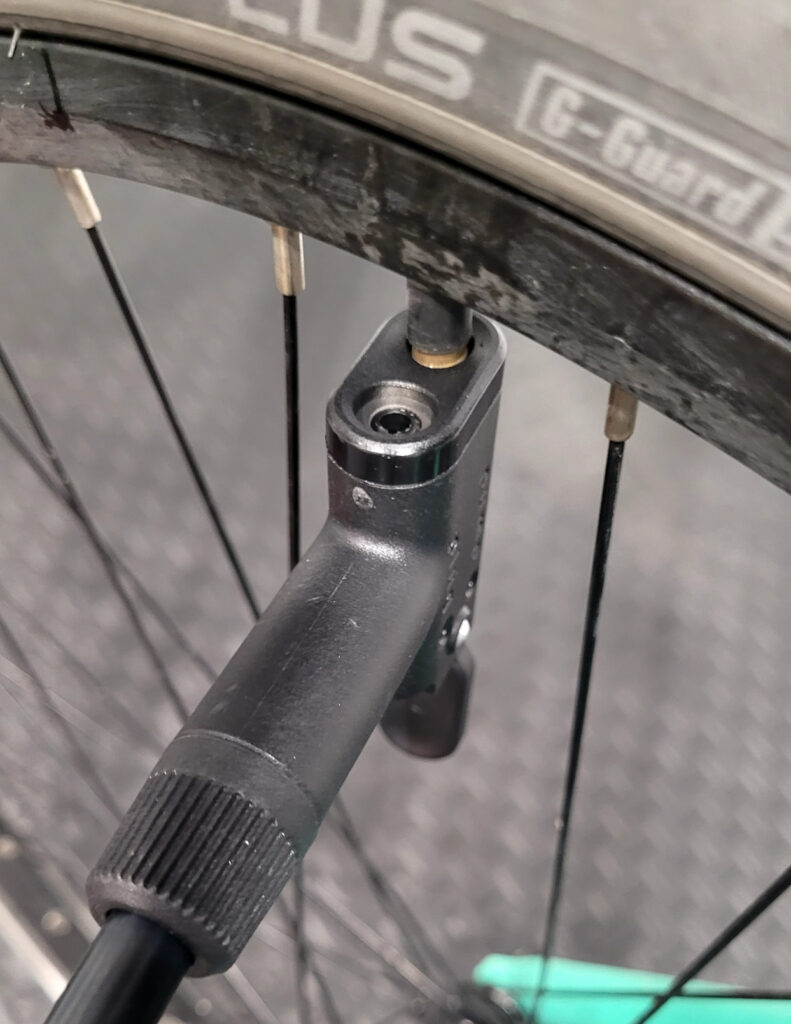 La valve sur mon vélo de ville électrique