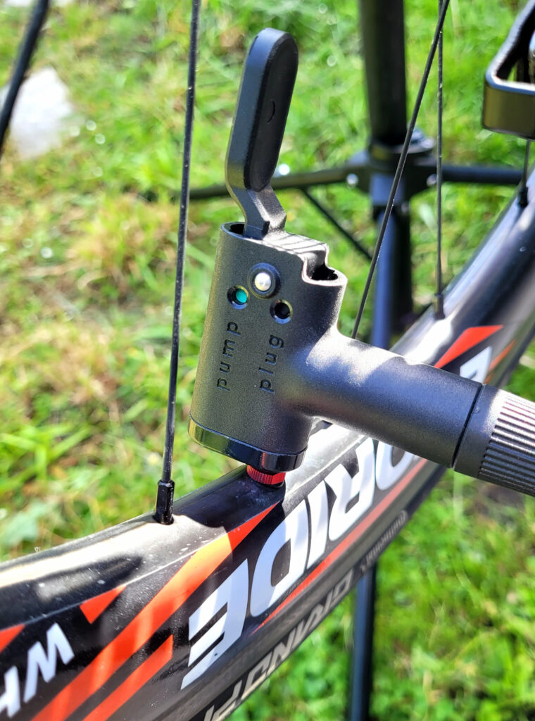 Prêt à gonfler le pneu de vélo de ville
