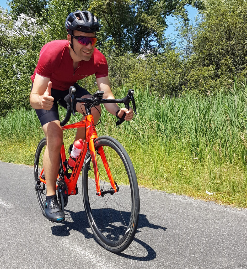 Ludo de CommeUnVelo sur son vélo rouge Giant Propel en train de pédaler dans une ligne droite