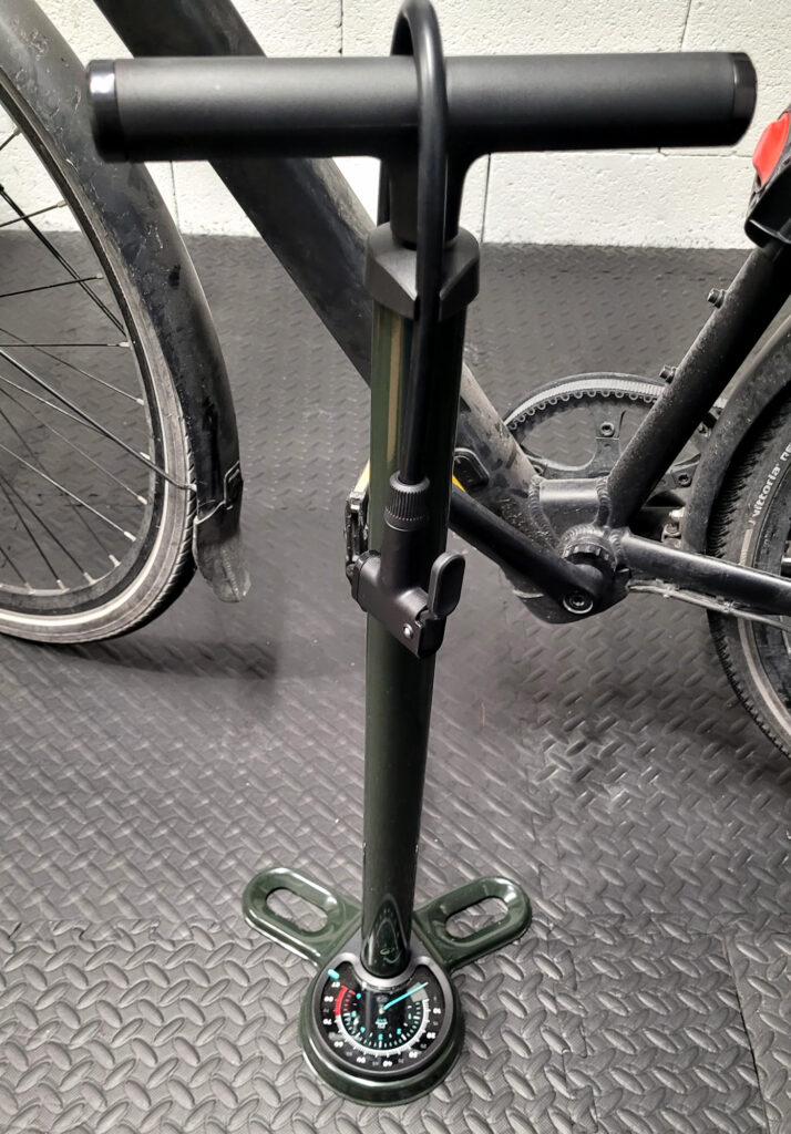 La pompe en taille réelle devant un vélo de ville