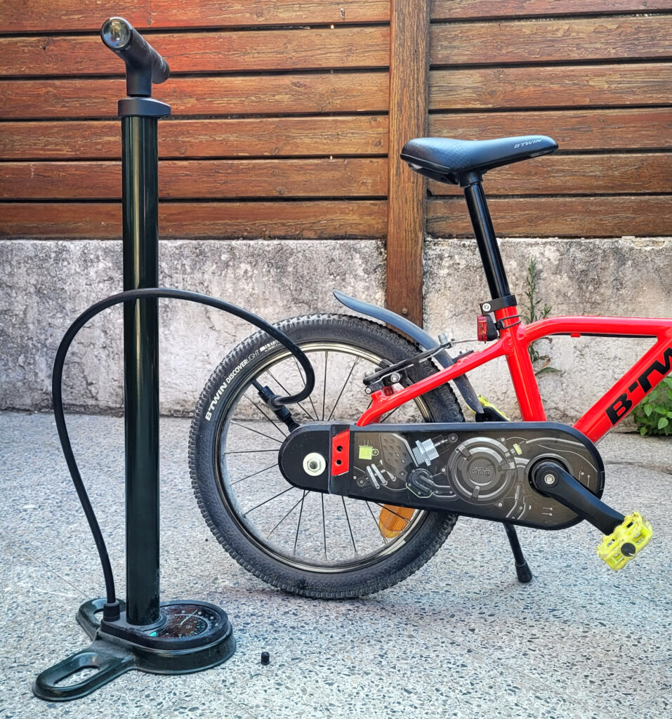 Gonflage du pneu arrière du vélo enfant Décathlon