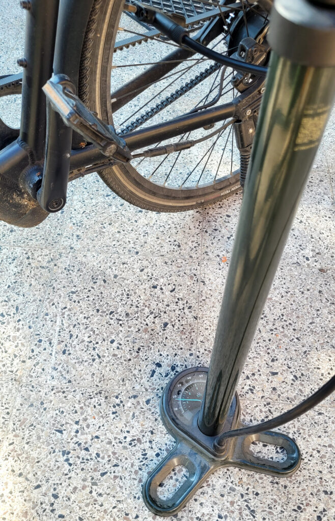 Utilisation de la pompe sur mon vélo de ville