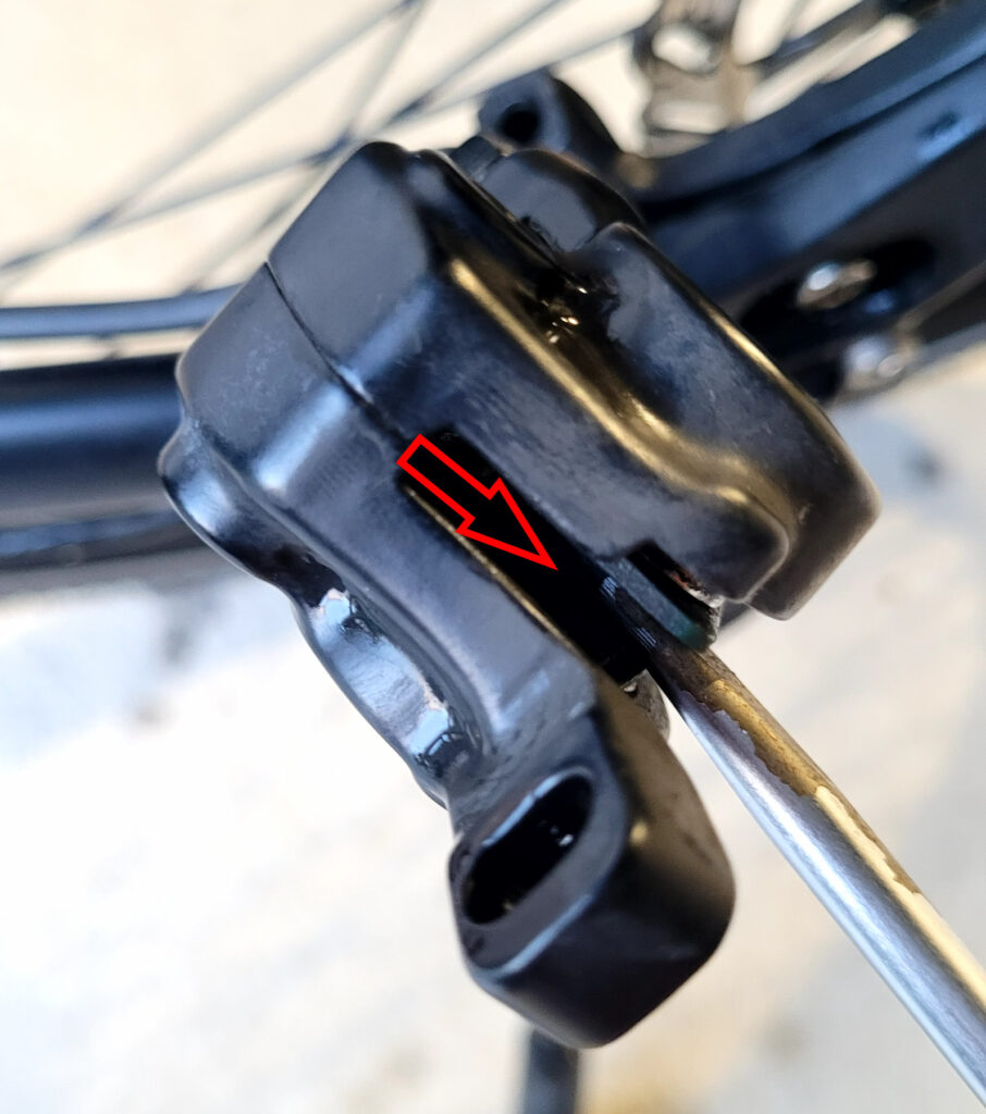 Recul des pistons avant la pose des plaquettes neuves