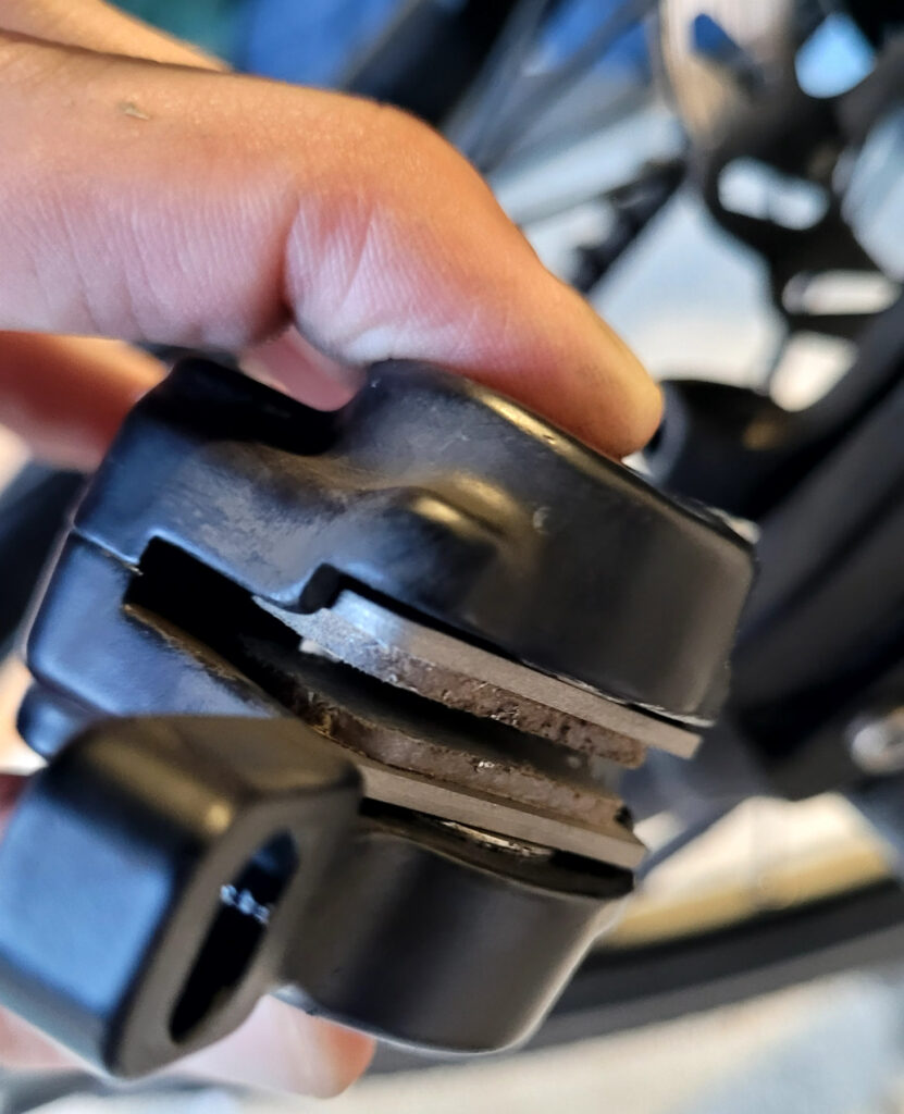 Insertion des nouvelles plaquettes dans l’étrier Tektro
